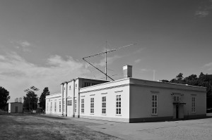 Das Maschinengebäude des Längstwellensenders im schwedischen Grimeton, im Hintergrund eine Kurzwellenantenne.