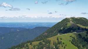 Blick vom Setzberg auf den Wallberg-Gipfel und die Seilbahnstation, mit Gleitschirmfliegern!