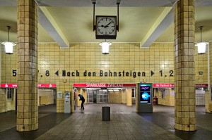 Schriftzug "Nach den Bahnsteigen" im Zwickauer Bahnhof