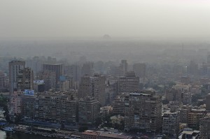 Blick vom Kairo-Turm auf das westliche Nilufer mit den Pyramiden von Gizeh im Hintergrund