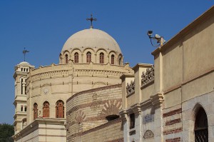 Überwachungskamera vor der Hängenden Kirche in Kairo mit der Kirche St. Georg im Hintergrund.