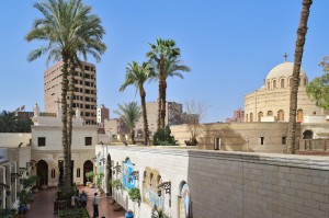 Blick über den Innenhof der Hängenden Kirche und der umliegenden Bebauung in Kairo.