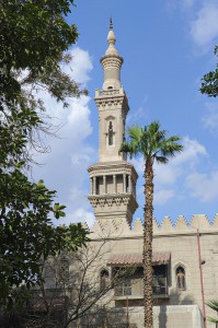 Turm einer Moschee im kairoer Stadtteil Zamalek