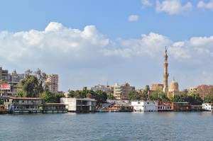 Westliches Nilufer in Kairo von Zamalek aus gesehen.