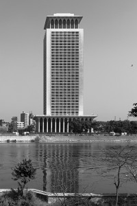 Das Hochhaus des ägyptischen Außenministeriums fotografiert vom Nilufer in Zamalek aus.