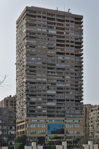 Hochhaus am westlichen Nilufer in Kairo