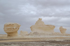 Figurenvielfalt in der Weißen Wüste: vorne ein Dampfer, im Hintergrund ist noch die Henne zu sehen.