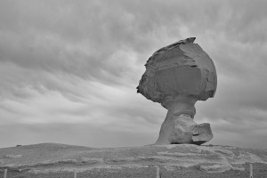 Der berühmte Pilz der Weißen Wüste, der einzige Fels mit Absperrung. Hier in schwarz-weiß.