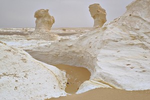 Von Sand und Wind geformter Kalksteinboden in der Weißen Wüste.