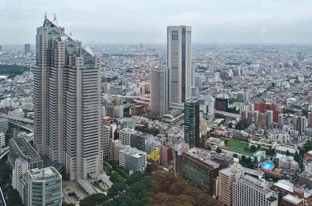 Der Stadtteil Shinjuku in Tokio von der Aussichtsplattform des Rathauses in Richtung Stadtrand.