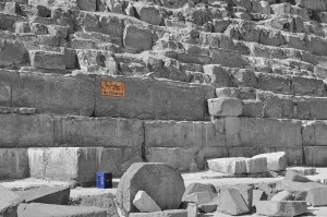 Schild mit Aufschrift "No Climbing" an der Chephren-Pyramide in Gizeh.