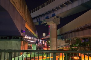 Schienen der Hochbahn-Verbindung zwischen künstlicher Insel und Festland in Kobe.