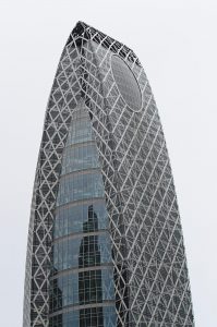 Eine Hochhausspitze in Shinjuku, Tokio.