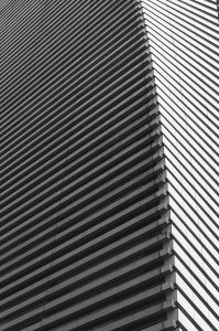 Fassadendetail an einem Hochhaus in Ginza, Tokio.