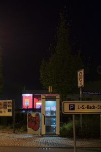 Mittweida, Weberstraße/Kreisel TelH 90 vor einem Supermarkt im Oktober 2014.