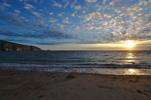 Die Alum Bay mit den Needles kurz vor Sonnenuntergang