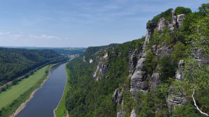 Blick flussabwärts auf die Elbe entlang des Basteifelsens.