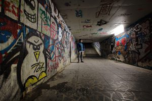 Im Blick: ein Pinguin und ein Affe mit Sonnenbrille als Grafitti in einer Unterführung.