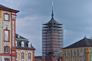 Eingerüsteter Turm neben dem Bruchsaler Schloss