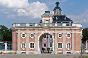 Torgebäude auf dem Vorplatz des Schlosses in Bruchsal (selbst nicht im Bild)