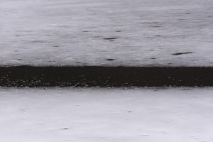 Zwei dünne Eisschichten auf dem Sankenbachsee.