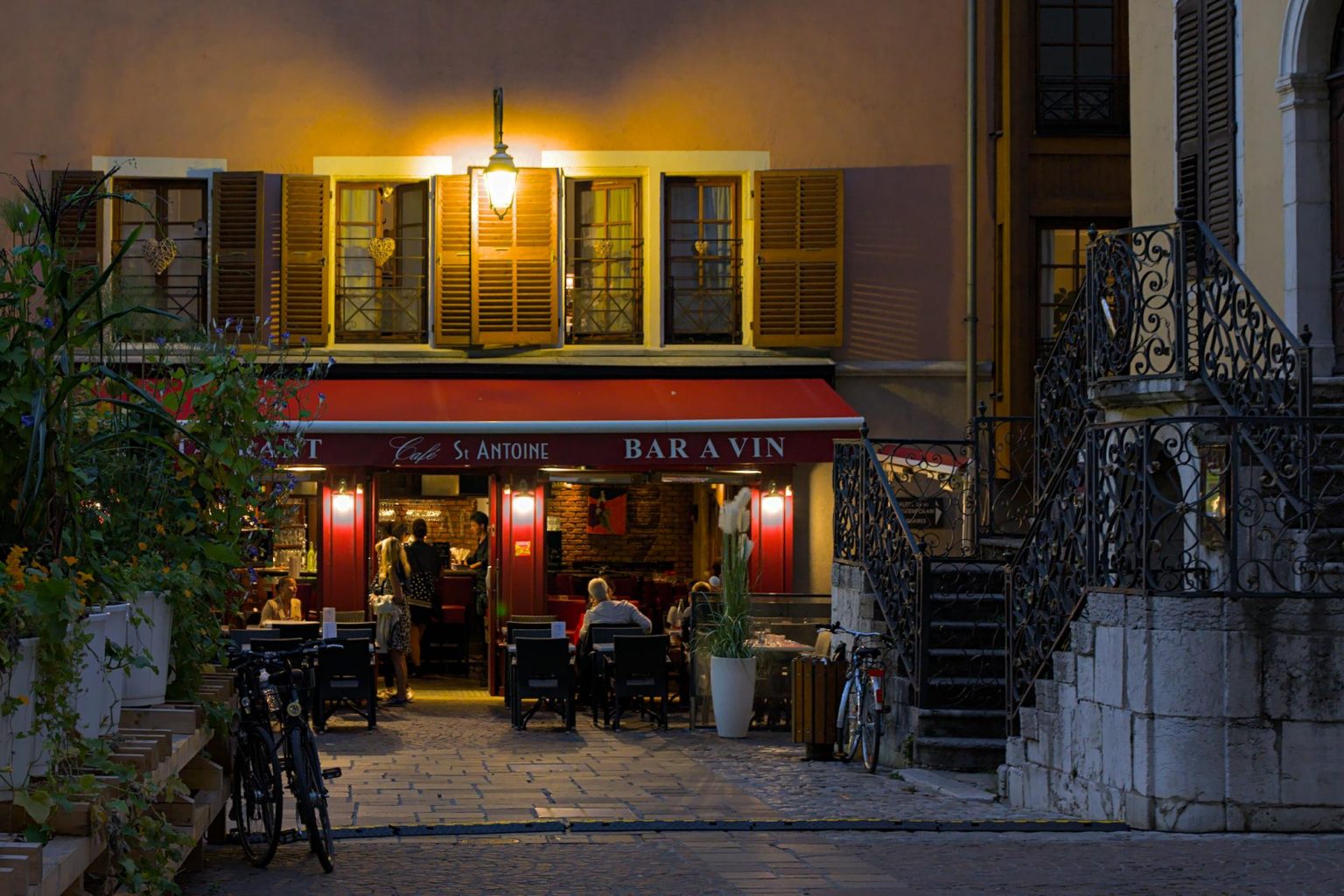 Annecy Altstadt in der Abendd??mmerung neonfoto