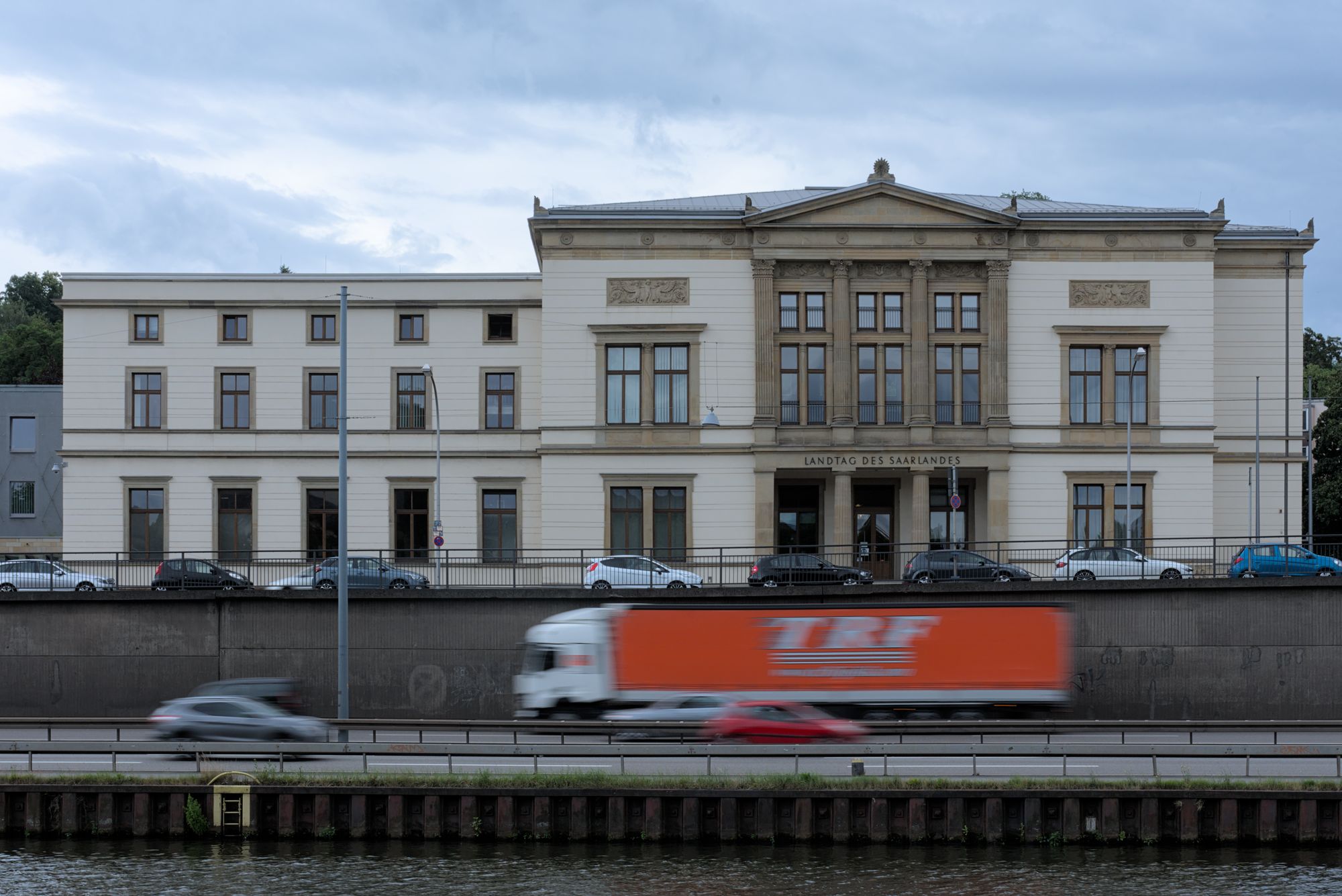 Saarbr cken Stadt Mit Verkehrsfluss Neonfoto Saarbr cken Stadt Mit Verkehrsfluss Neonfoto